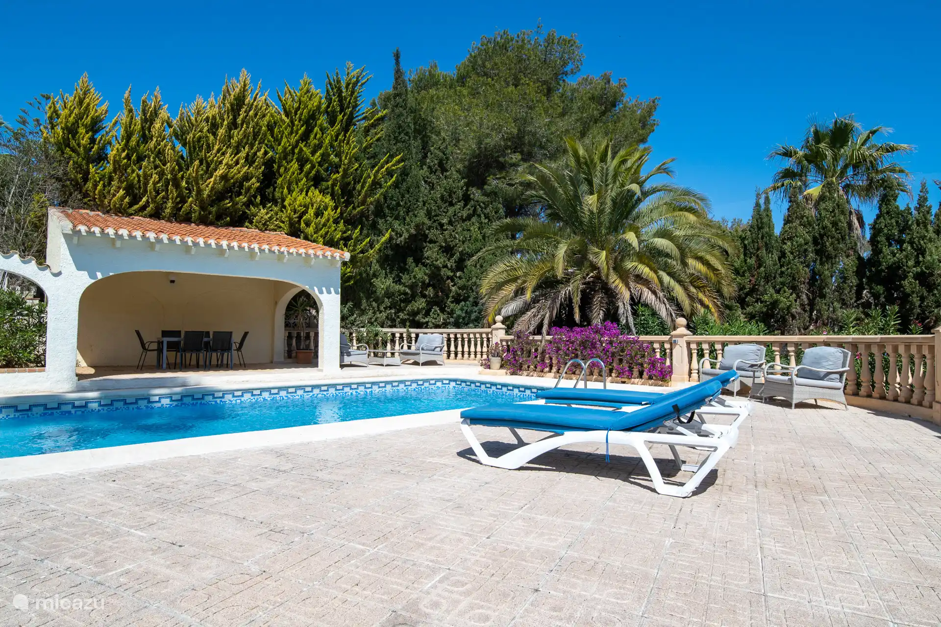 Piscina/comedor al aire libre