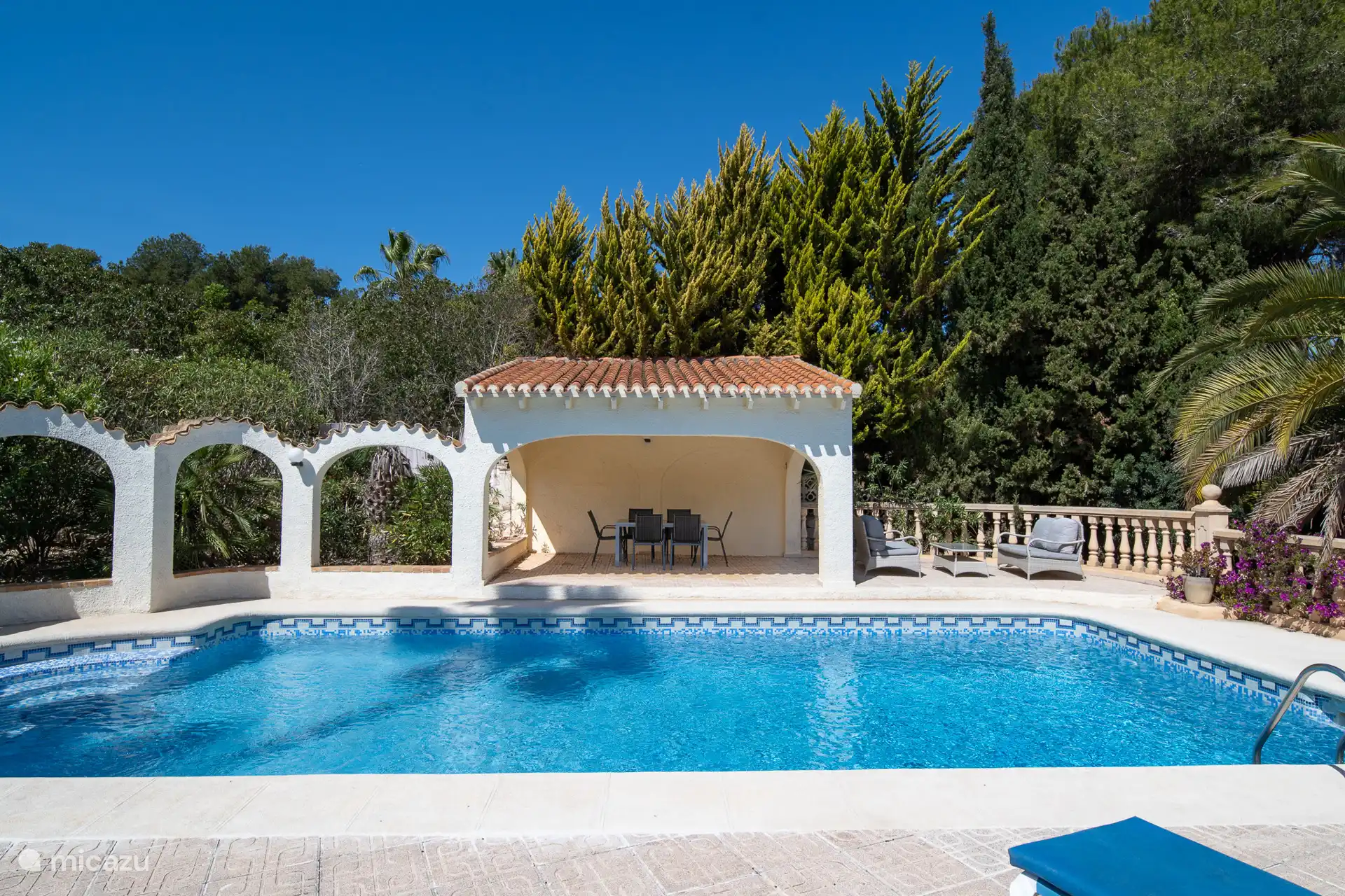 Piscina / comedor al aire libre