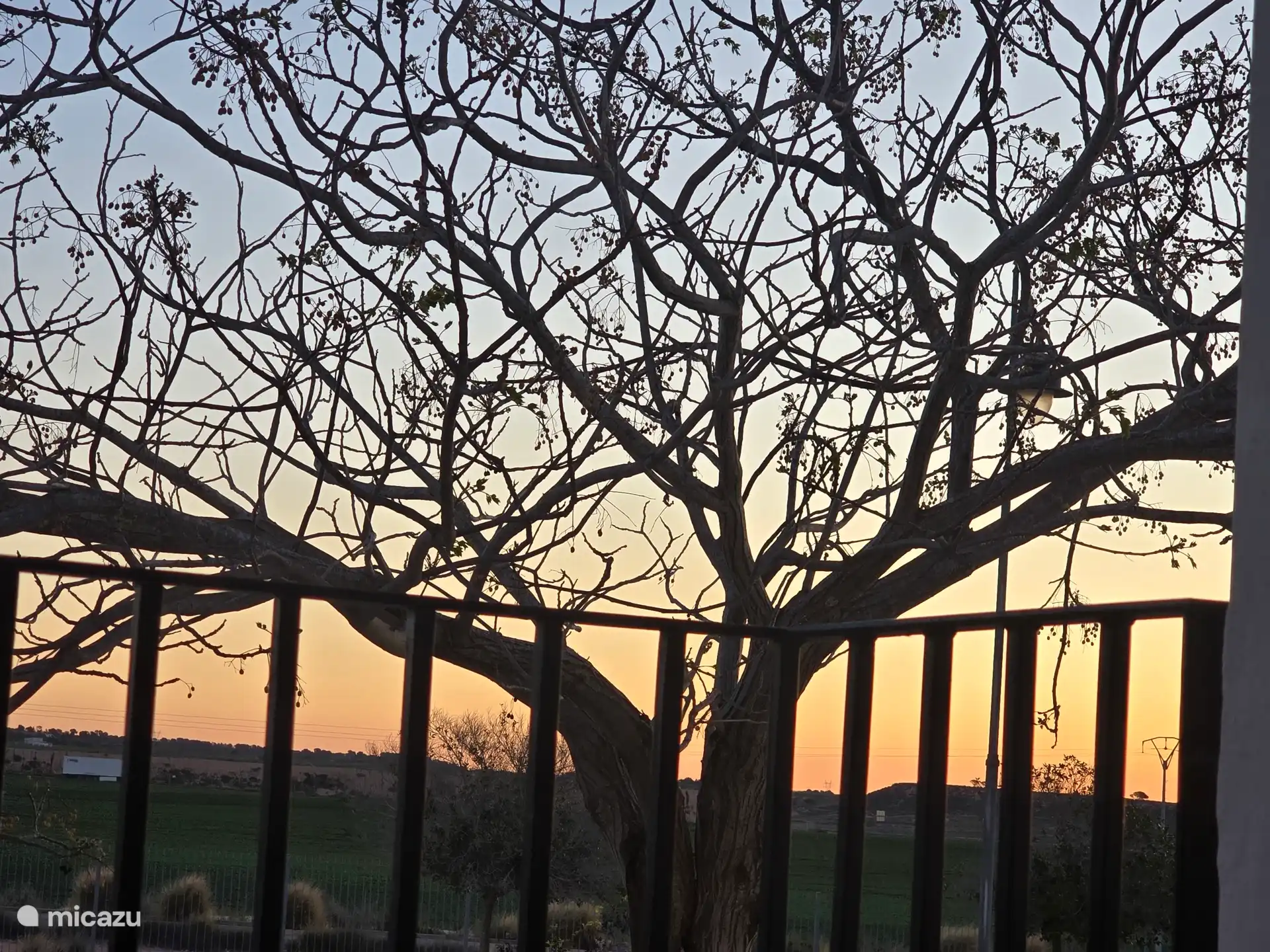 Soleil levant tiré de la fenêtre de la chambre