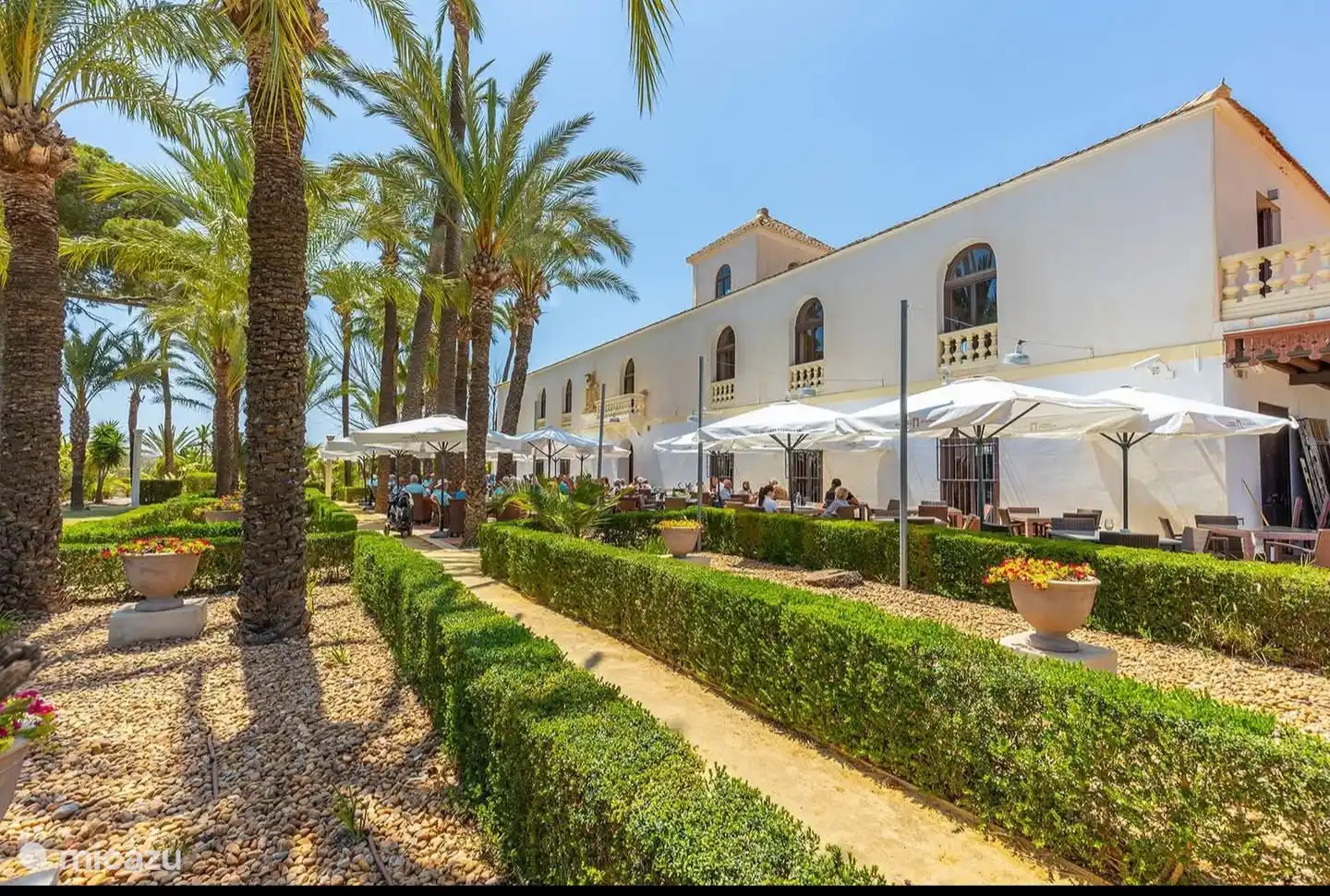 terrasse confortable du restaurant El Cason sur l’Hacienda. À 700 mètres de l’appartement.
