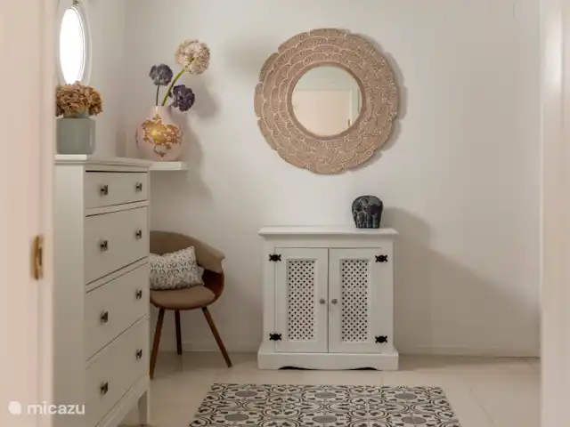 Victoria Seis - Appartement La Luz | Espagne, Andalousie, Medina Sidonia - appartement Chambre spacieuse avec lit double, tables de chevet, commode, chaise, miroir et peignoirs.