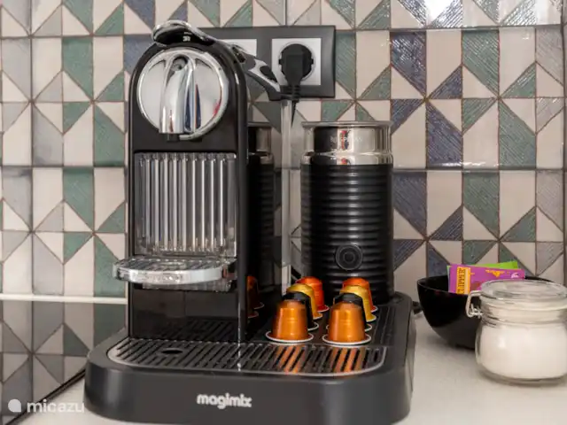 Victoria Seis - Appartement La Luz | Espagne, Andalousie, Medina Sidonia - appartement Cuisine entièrement équipée avec un réfrigérateur, un micro-ondes/grill, une plaque à induction, une machine à café Nespresso, un grille-pain SMEG, une bouilloire et une table avec quatre chaises.