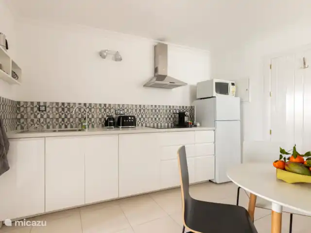 Victoria Seis - Appartement La Luz | Espagne, Andalousie, Medina Sidonia - appartement Cuisine entièrement équipée avec un réfrigérateur, un micro-ondes/grill, une plaque à induction, une machine à café Nespresso, un grille-pain SMEG, une bouilloire et une table avec quatre chaises.