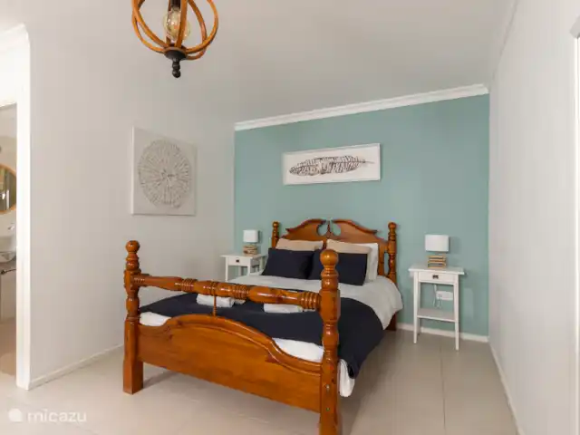 Victoria Seis - Appartement La Luz | Espagne, Andalousie, Medina Sidonia - appartement Chambre spacieuse avec lit double, tables de chevet, commode, chaise, miroir et peignoirs.