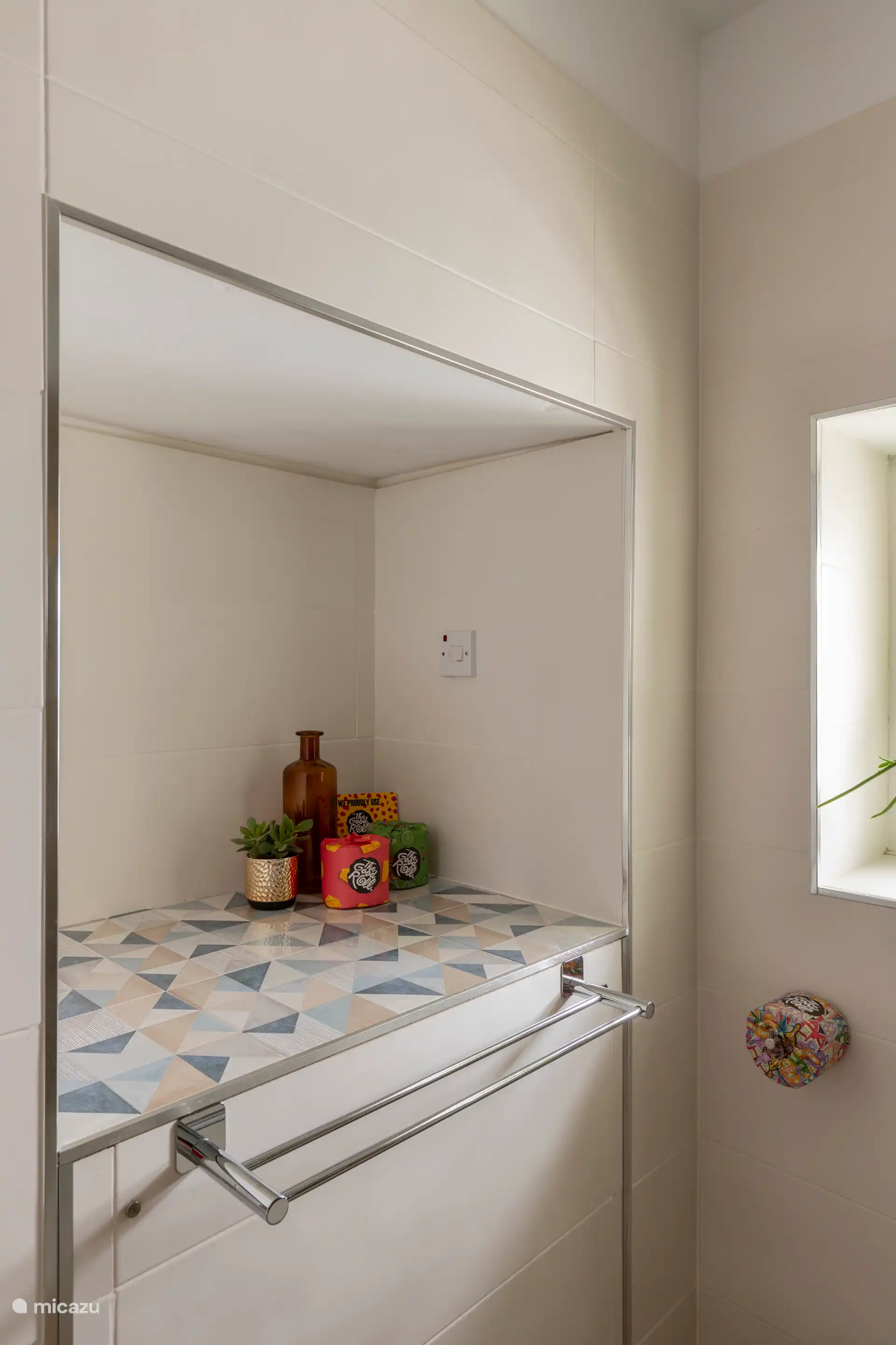 Salle de bain spacieuse avec douche à l’italienne, toilettes, lavabo, miroir, chauffe-serviettes et articles de toilette. Nous travaillons avec The Good Roll pour le papier toilette. Ce papier est 100 % recyclé.