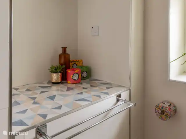 Victoria Seis - Appartement La Luz | Espagne, Andalousie, Medina Sidonia - appartement Salle de bain spacieuse avec douche à l’italienne, toilettes, lavabo, miroir, chauffe-serviettes et articles de toilette. Nous travaillons avec The Good Roll pour le papier toilette. Ce papier est 100 % recyclé.
