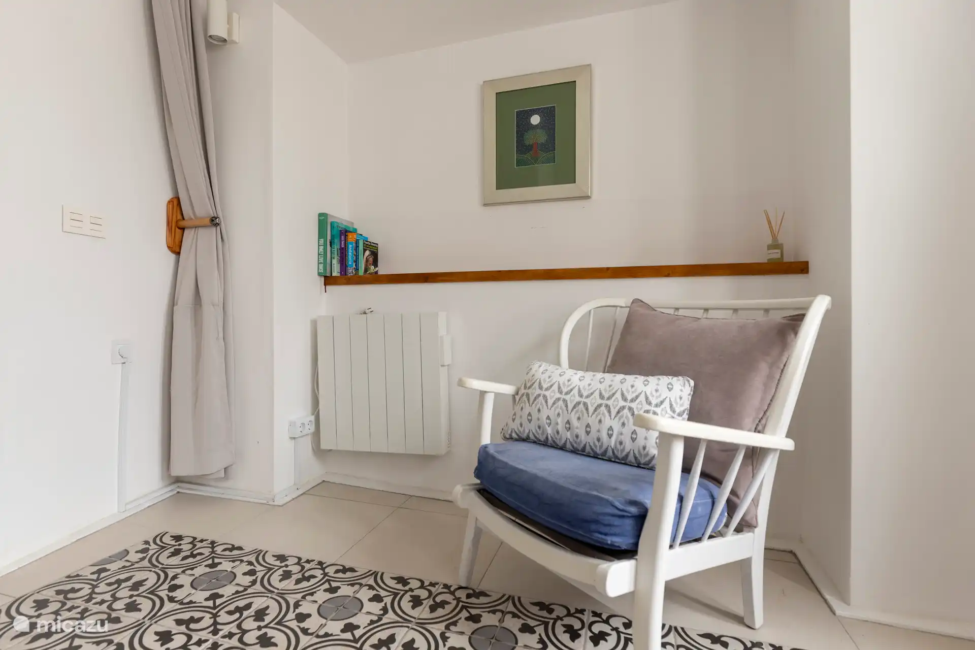 Petit salon avec une télévision, un fauteuil confortable et un canapé-lit pouvant accueillir 1 enfant (le canapé mesure 1,70 m de long)