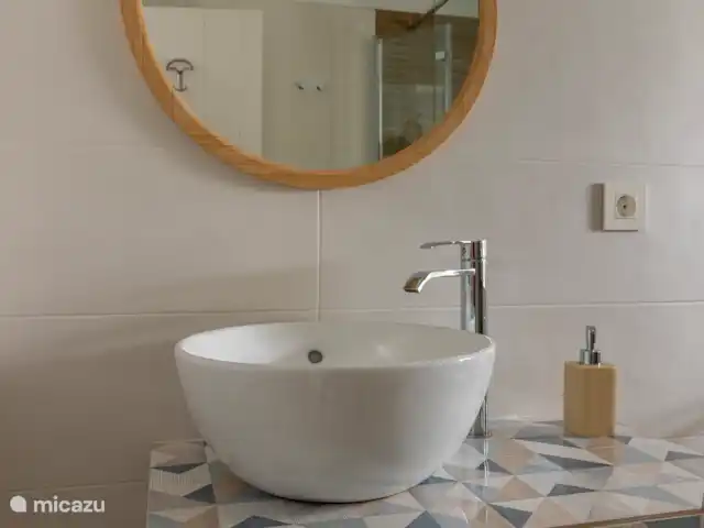 Victoria Seis - Appartement La Luz | Espagne, Andalousie, Medina Sidonia - appartement Salle de bain spacieuse avec douche à l’italienne, toilettes, lavabo, miroir, chauffe-serviettes et articles de toilette.