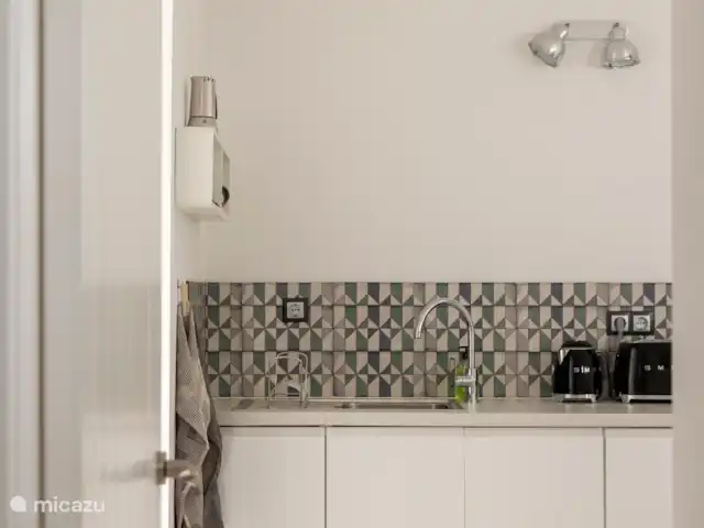 Victoria Seis - Appartement La Luz | Espagne, Andalousie, Medina Sidonia - appartement Cuisine entièrement équipée avec un réfrigérateur, un micro-ondes/grill, une plaque à induction, une machine à café Nespresso, un grille-pain SMEG, une bouilloire et une table avec quatre chaises.