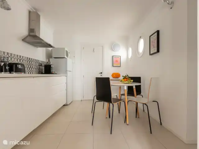 Victoria Seis - Appartement La Luz | Espagne, Andalousie, Medina Sidonia - appartement Cuisine entièrement équipée avec un réfrigérateur, un micro-ondes/grill, une plaque à induction, une machine à café Nespresso, un grille-pain SMEG, une bouilloire et une table avec quatre chaises.