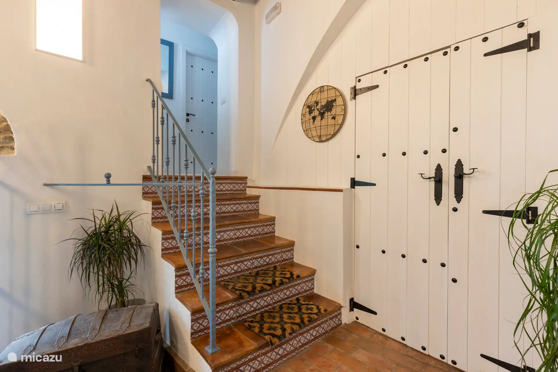 Hall d’entrée, escalier menant à l’appartement