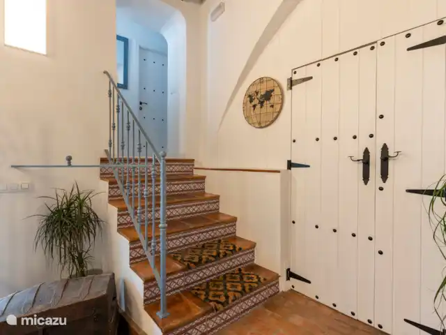 Victoria Seis - Appartement La Luz | Espagne, Andalousie, Medina Sidonia - appartement Hall d’entrée, escalier menant à l’appartement