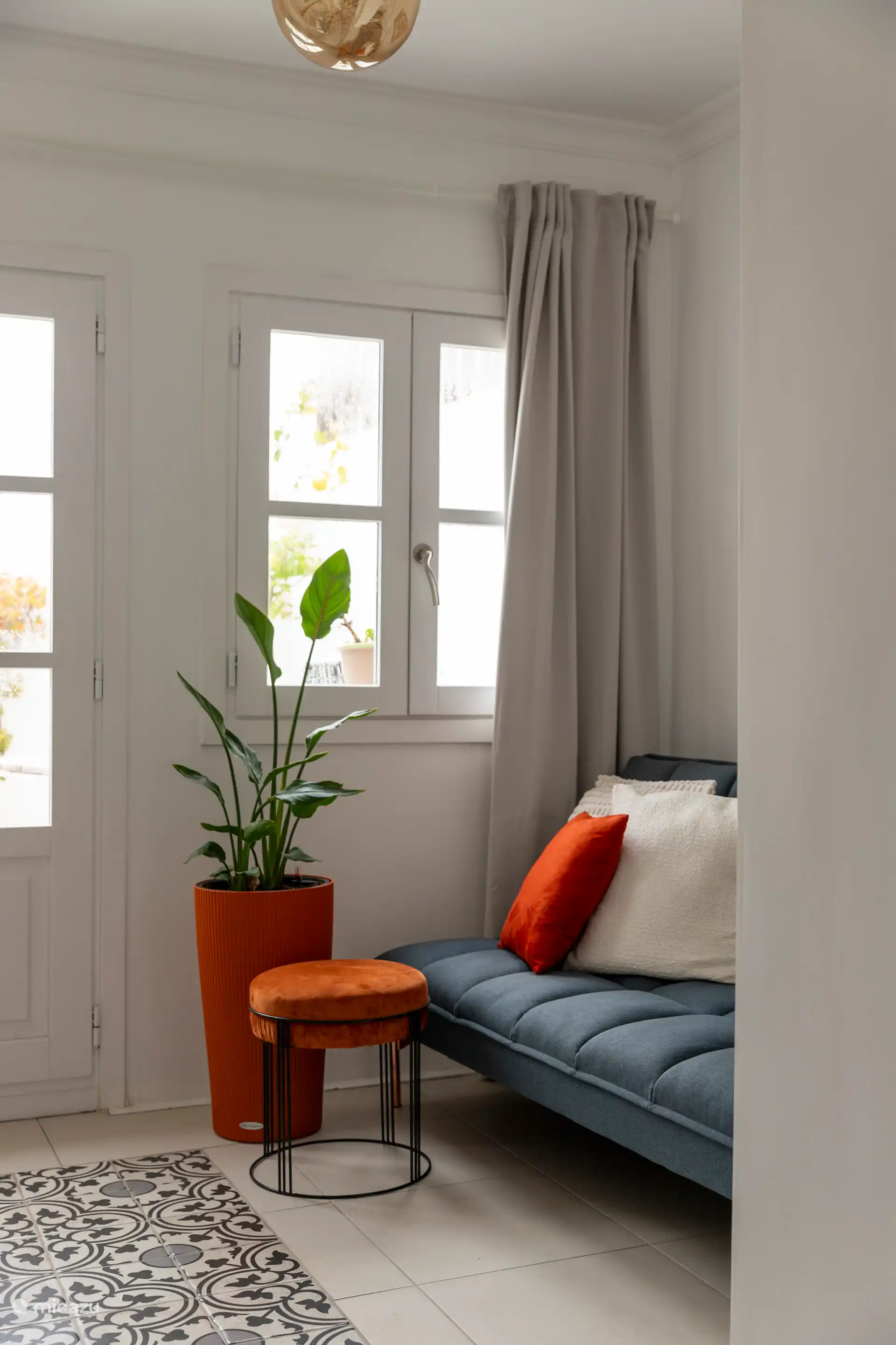 Petit salon avec une télévision, un fauteuil confortable et un canapé-lit pouvant accueillir 1 enfant (le canapé mesure 1,70 m de long)