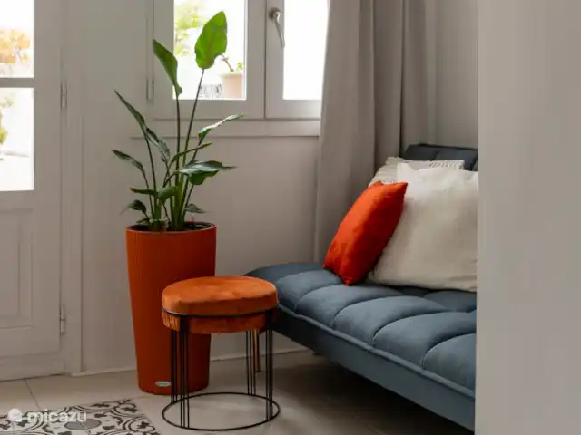 Victoria Seis - Appartement La Luz | Espagne, Andalousie, Medina Sidonia - appartement Petit salon avec une télévision, un fauteuil confortable et un canapé-lit pouvant accueillir 1 enfant (le canapé mesure 1,70 m de long)
