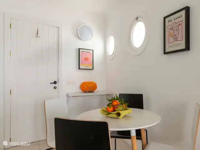 Victoria Seis - Appartement La Luz | Espagne, Andalousie, Medina Sidonia - appartement Cuisine entièrement équipée avec un réfrigérateur, un micro-ondes/grill, une plaque à induction, une machine à café Nespresso, un grille-pain SMEG, une bouilloire et une table avec quatre chaises.