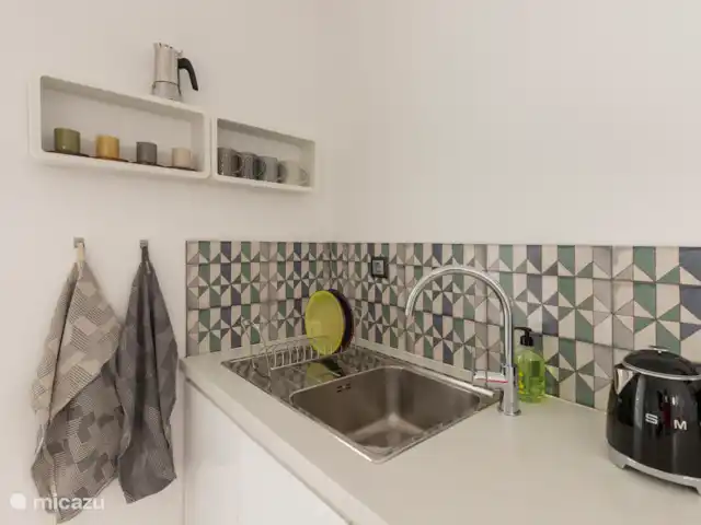 Victoria Seis - Appartement La Luz | Espagne, Andalousie, Medina Sidonia - appartement Cuisine entièrement équipée avec un réfrigérateur, un micro-ondes/grill, une plaque à induction, une machine à café Nespresso, un grille-pain SMEG, une bouilloire et une table avec quatre chaises.
