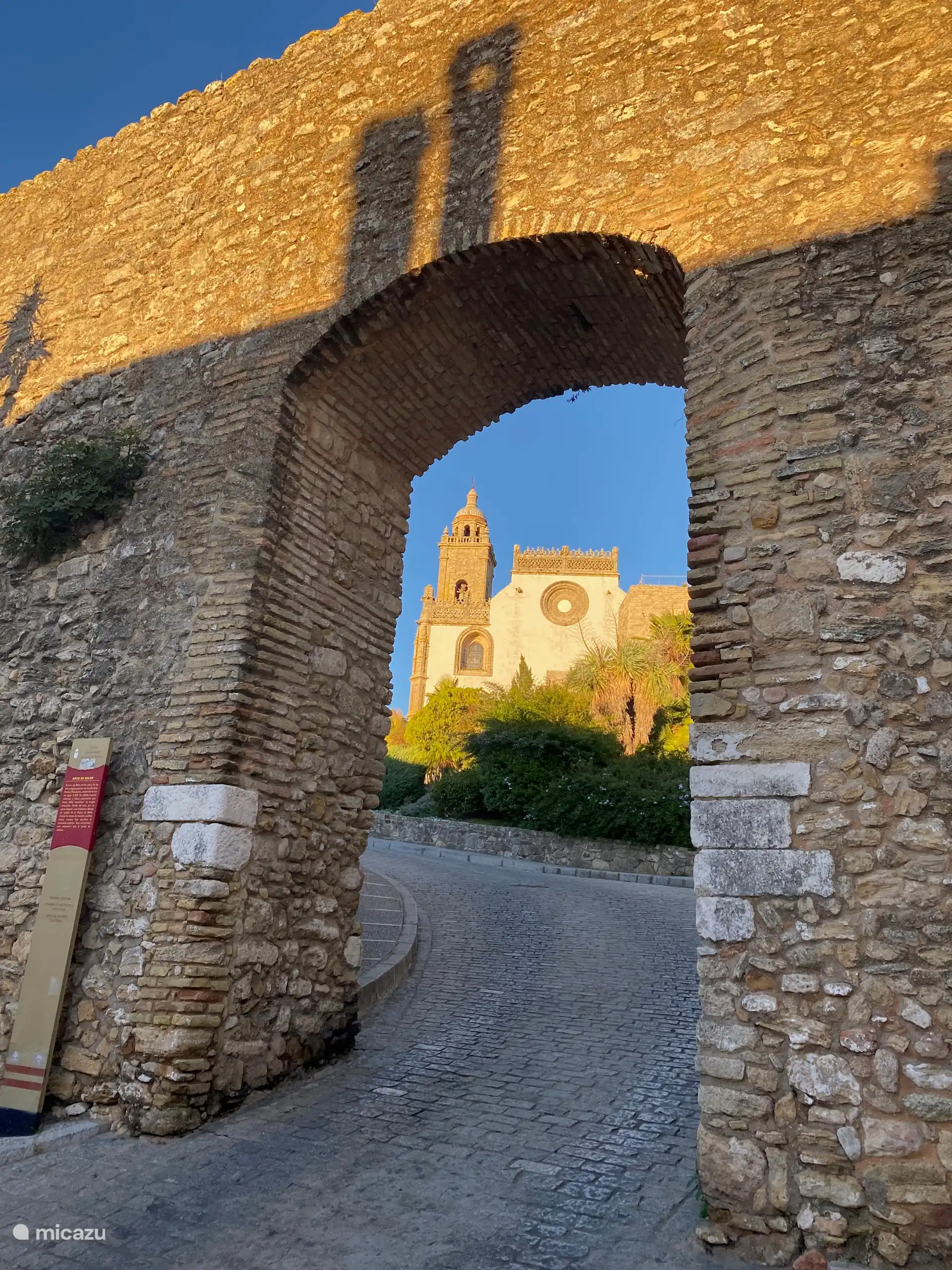 L’église Santa María la Coronada vue à travers le Puerto de Belém