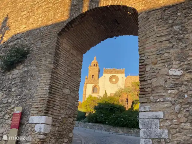 Victoria Seis - Appartement La Luz | Espagne, Andalousie, Medina Sidonia - appartement L’église Santa María la Coronada vue à travers le Puerto de Belém