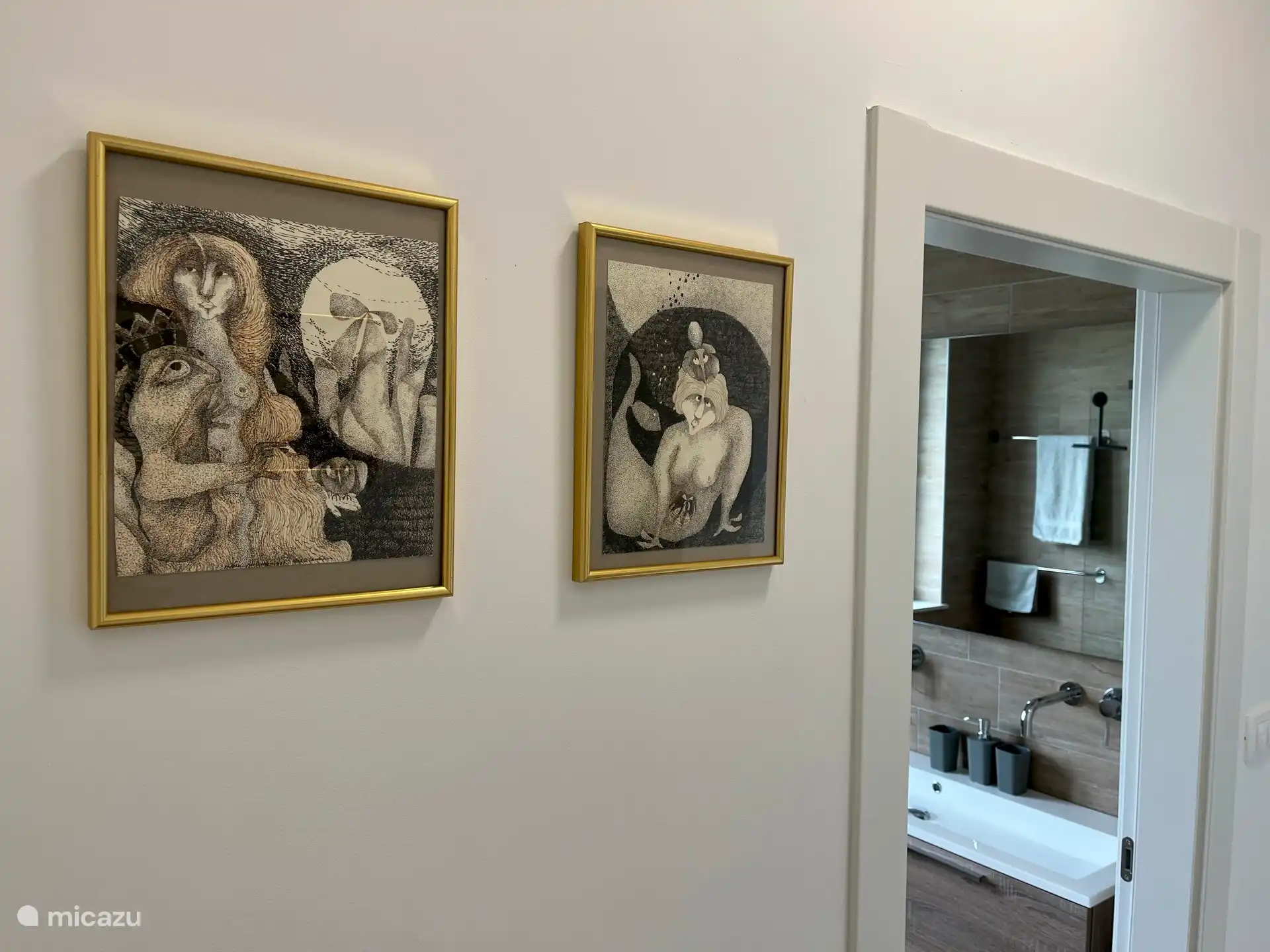 Hall avec accès aux deux chambres et à la salle de bain