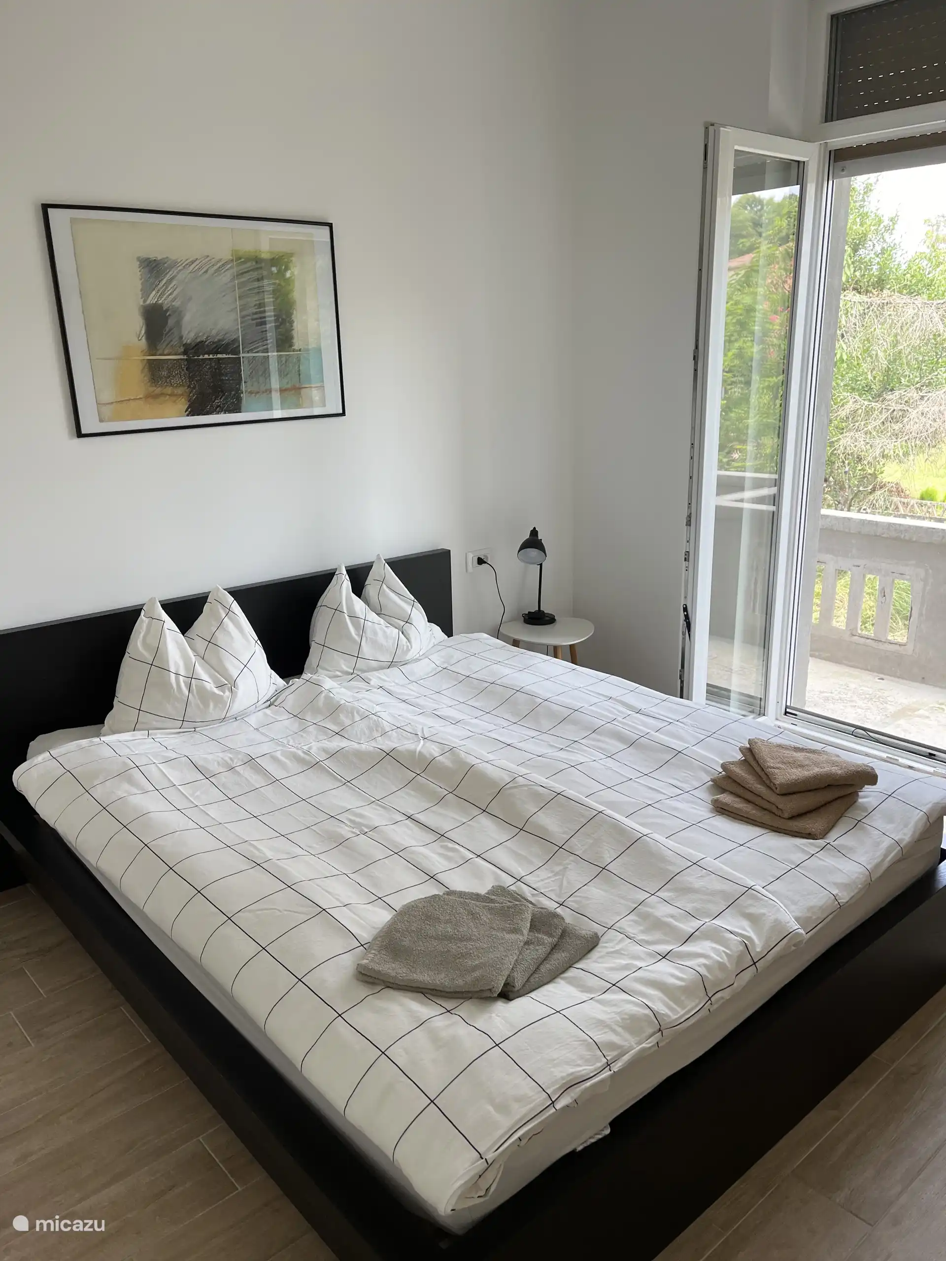 Chambre avec lit double et portes de balcon