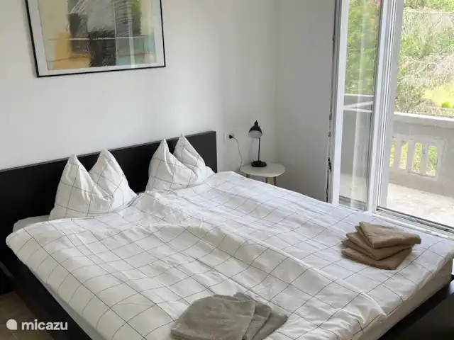 apartamento en Croacia, Istria, Labin – Apartamento Vilete Dormitorio con cama doble y puertas balconeras