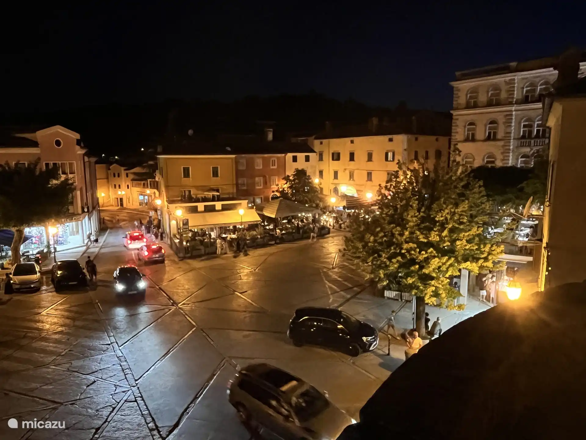 Place centrale avec restaurant et cafés dans la vieille ville de Labin