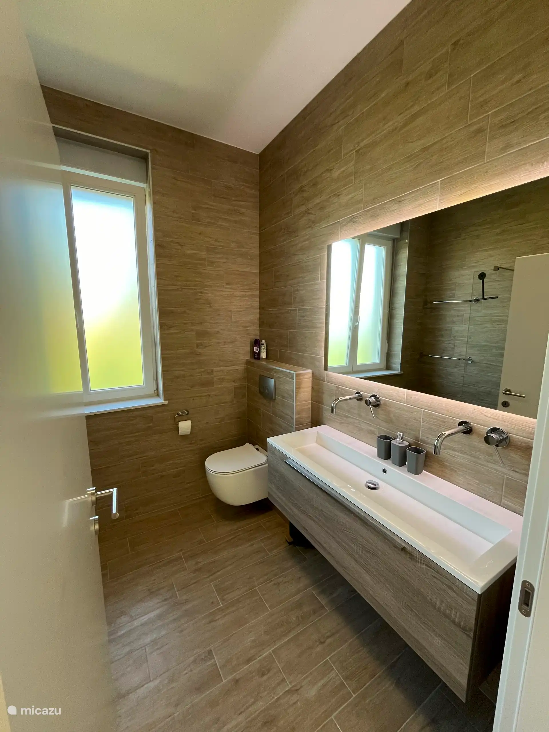 Salle de bain avec double vasque, WC et douche