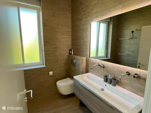 apartamento en Croacia, Istria, Labin – Apartamento Vilete Cuarto de baño con doble lavabo, inodoro y ducha
