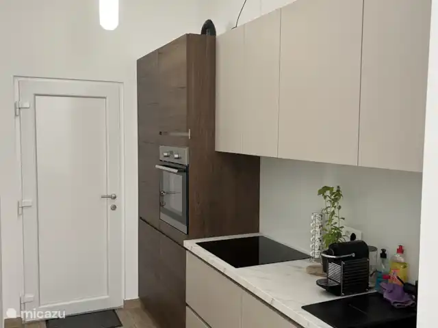 apartamento en Croacia, Istria, Labin – Apartamento Vilete Cocina moderna con nevera-congelador, placa de inducción, horno, lavavajillas y cafetera Nespresso