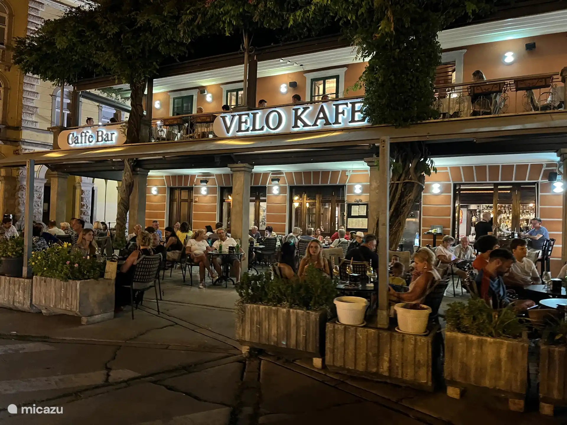 Place centrale avec restaurant et cafés dans la vieille ville de Labin