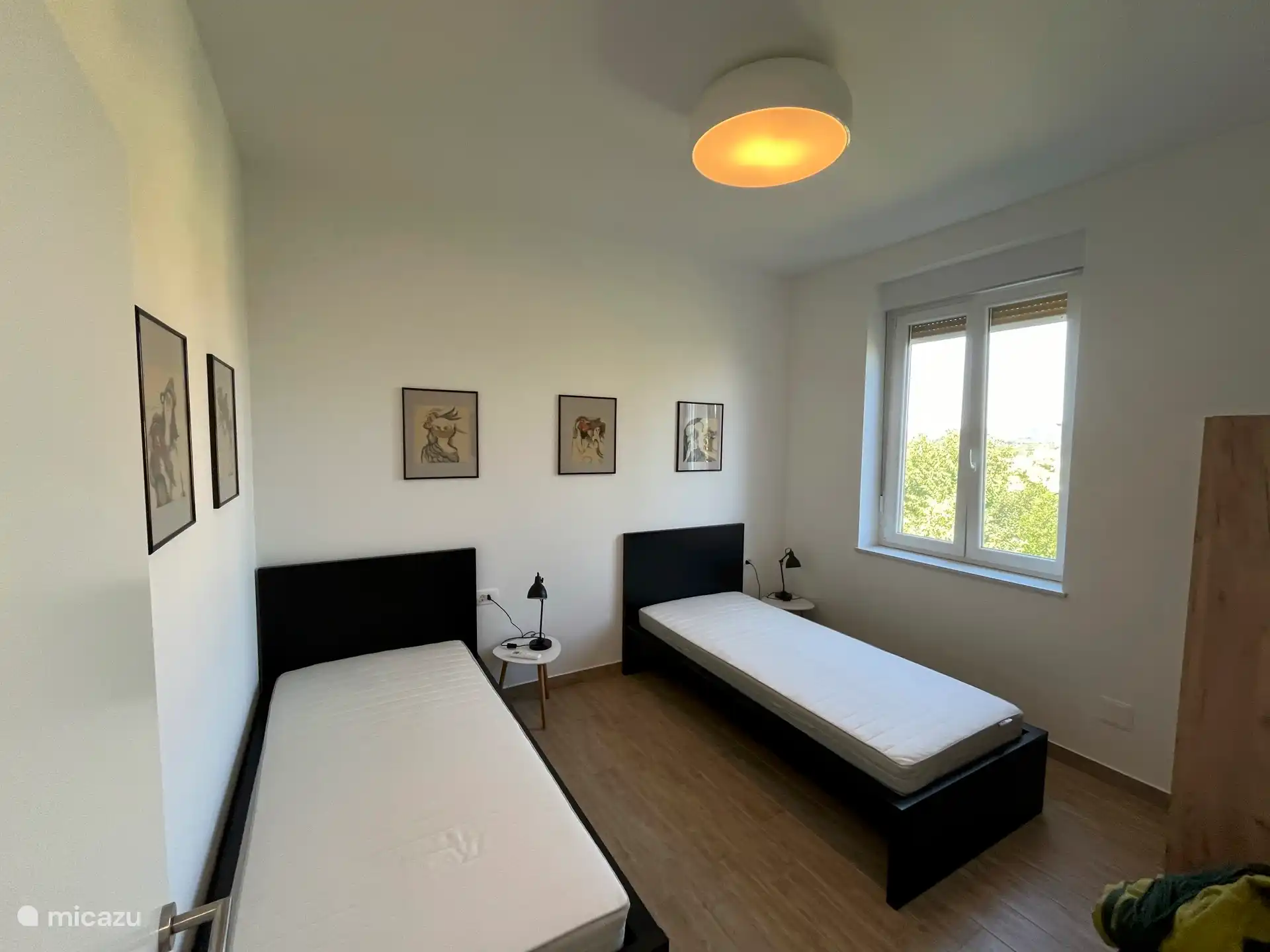 Chambre avec deux lits simples