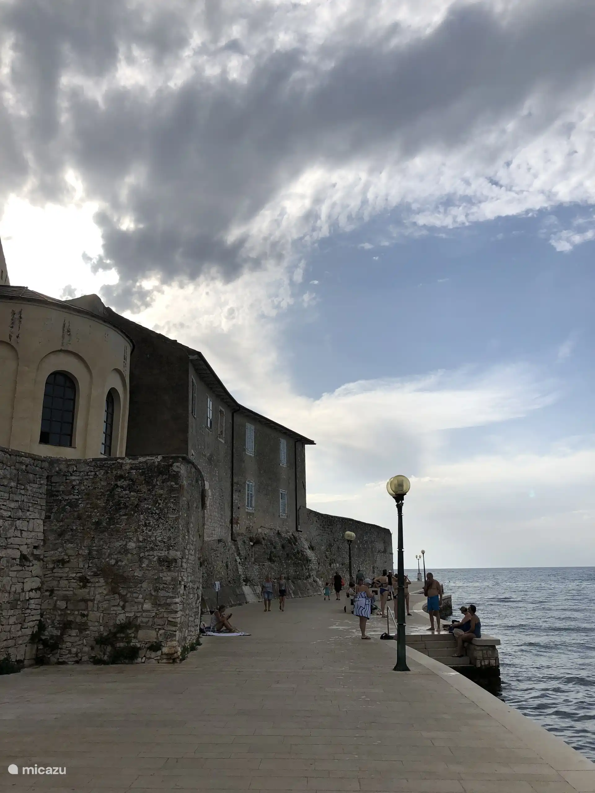 Promenade le long du mur de la forteresse à Porec