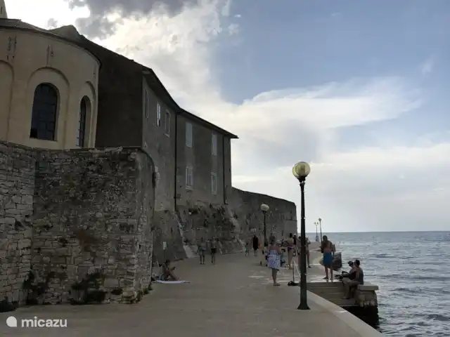apartamento en Croacia, Istria, Labin – Apartamento Vilete Paseando a lo largo de la muralla de la fortaleza de Porec