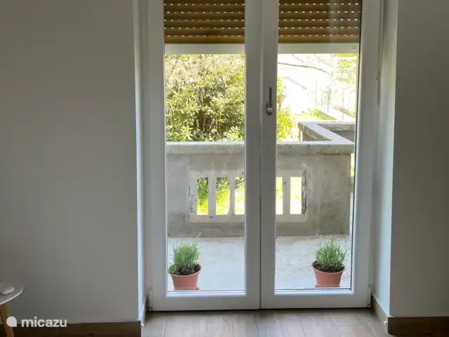 apartamento en Croacia, Istria, Labin – Apartamento Vilete Puertas de balcón en el dormitorio