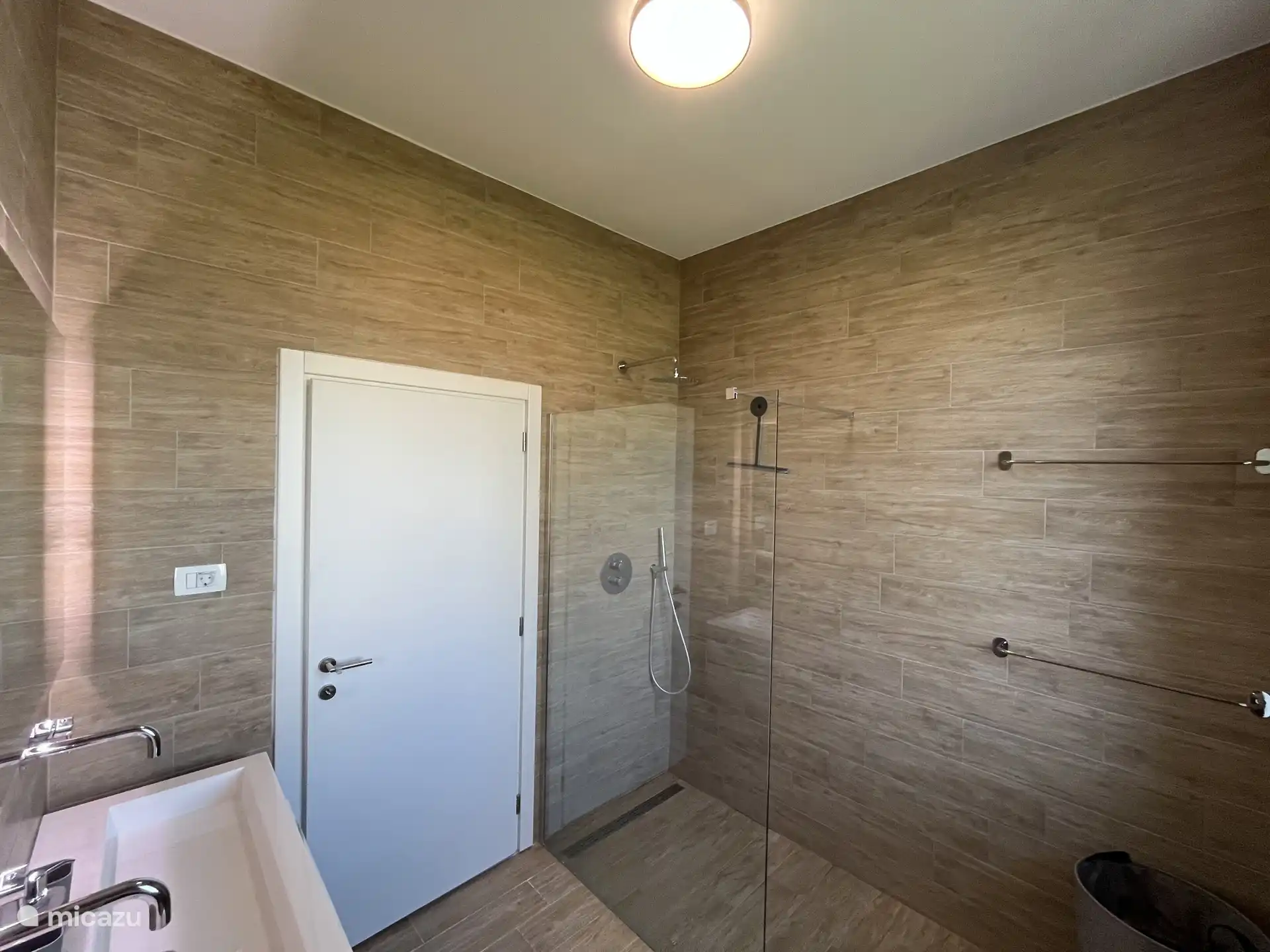 Salle de bain avec double vasque, WC et douche