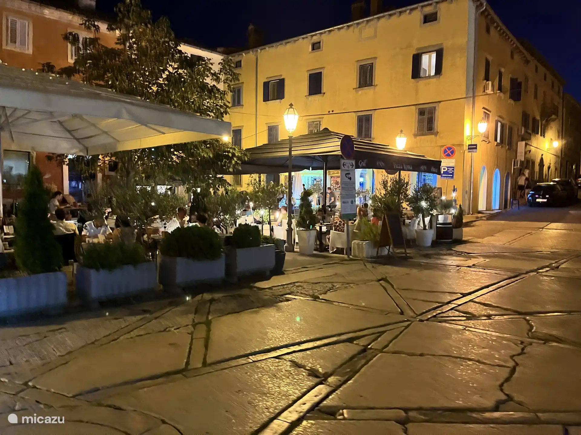 Place centrale avec restaurant et cafés dans la vieille ville de Labin