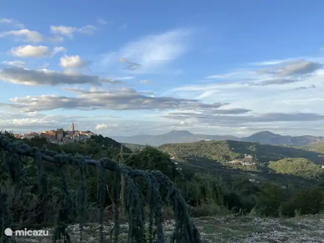 apartamento en Croacia, Istria, Labin – Apartamento Vilete Vista del casco antiguo de Labin y al fondo la reserva natural de Ucka
