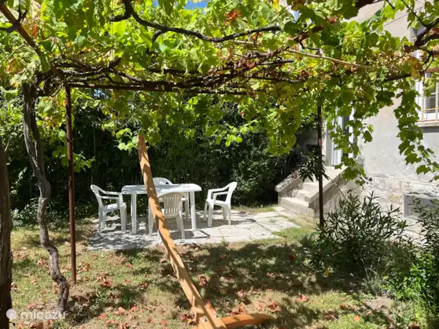 apartamento en Croacia, Istria, Labin – Apartamento Vilete El jardín con asientos y hamaca