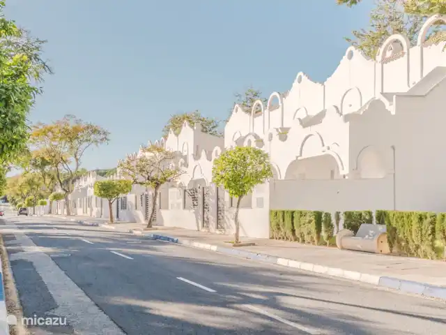 Location de Vacances Espagne, Costa del Sol, Marbella, maison de vacances - VIME Stylish Marbella Townhouse Vue de la rue