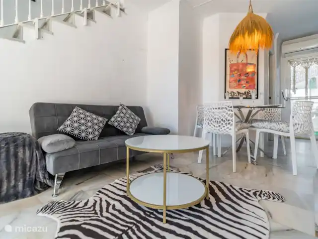 Location de Vacances Espagne, Costa del Sol, Marbella, maison de vacances - VIME Stylish Marbella Townhouse SALON avec canapé-lit et lit simple pliable