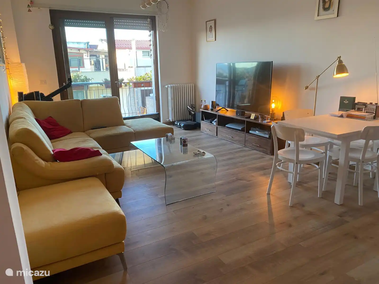 Sala de estar con vista al balcón.