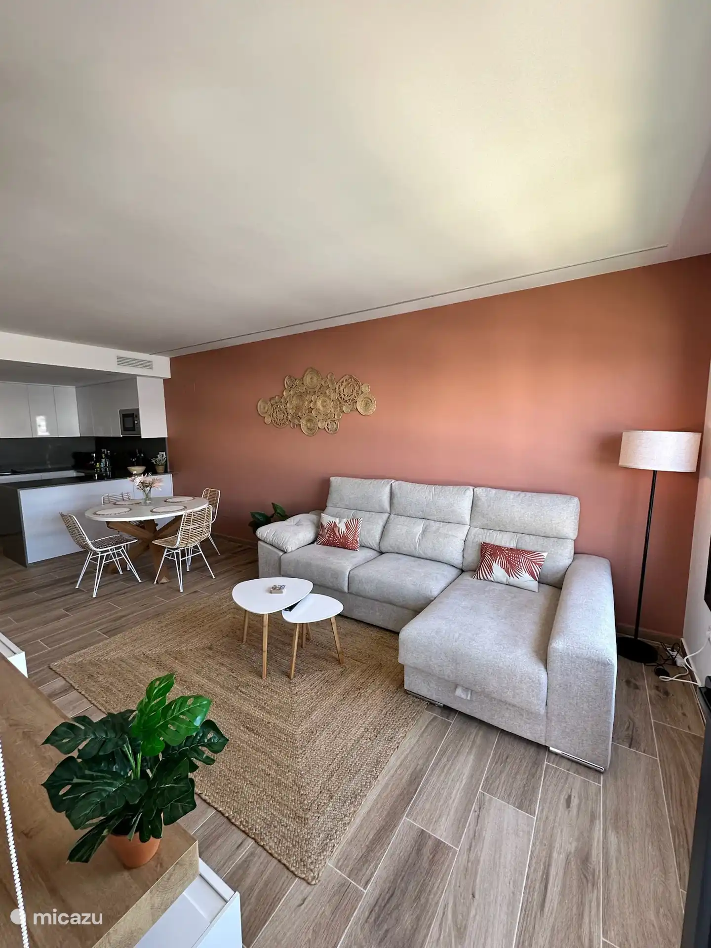 Wohnzimmer mit großem Smart-TV