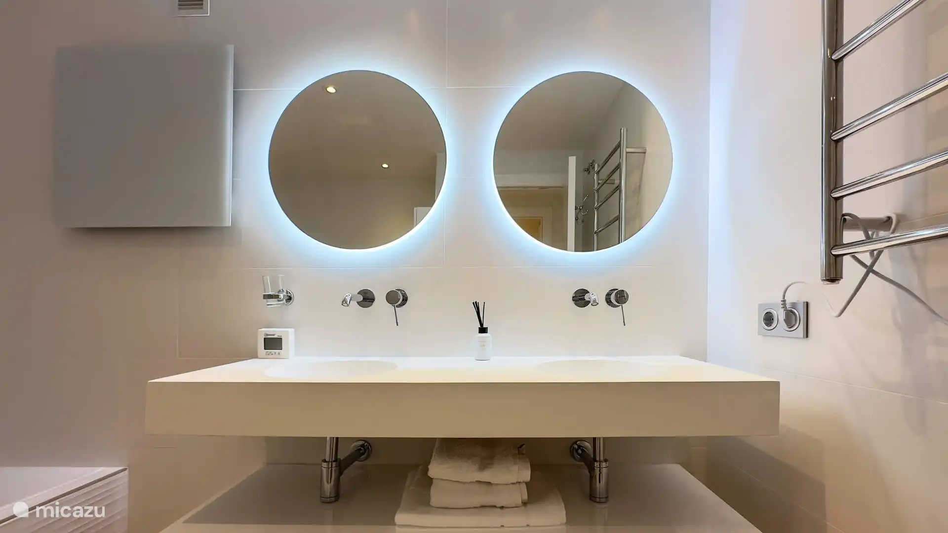 BATHROOM 2 WITH JACUZZI