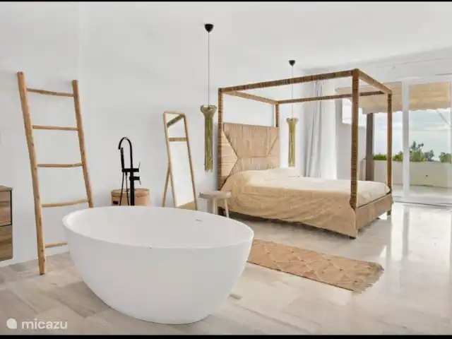 Paradis côtier de Marbella | Espagne, Costa del Sol, Marbella - appartement Chambre principale avec salle de bain attenante