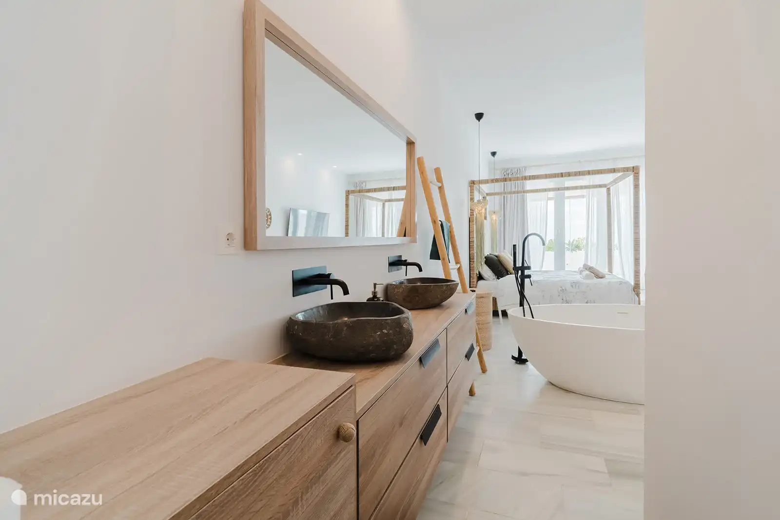 Dormitorio principal con ba&#241;o privado