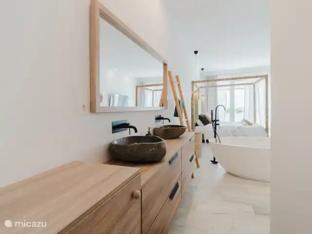 Paradis côtier de Marbella | Espagne, Costa del Sol, Marbella - appartement Chambre principale avec salle de bains privative