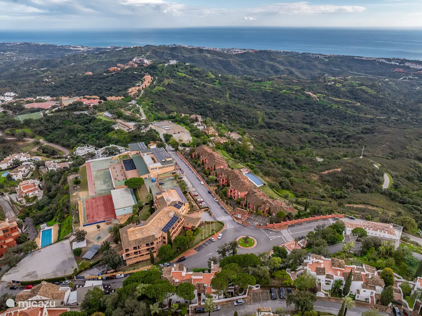 Incre&#237;ble vista de la ciudad y el mar. Panor&#225;mico