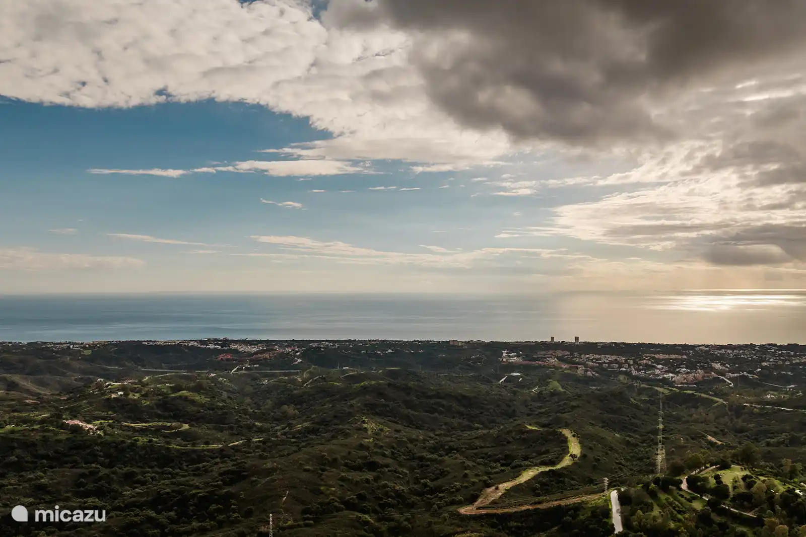 Incre&#237;ble vista de la ciudad y el mar. Panor&#225;mico