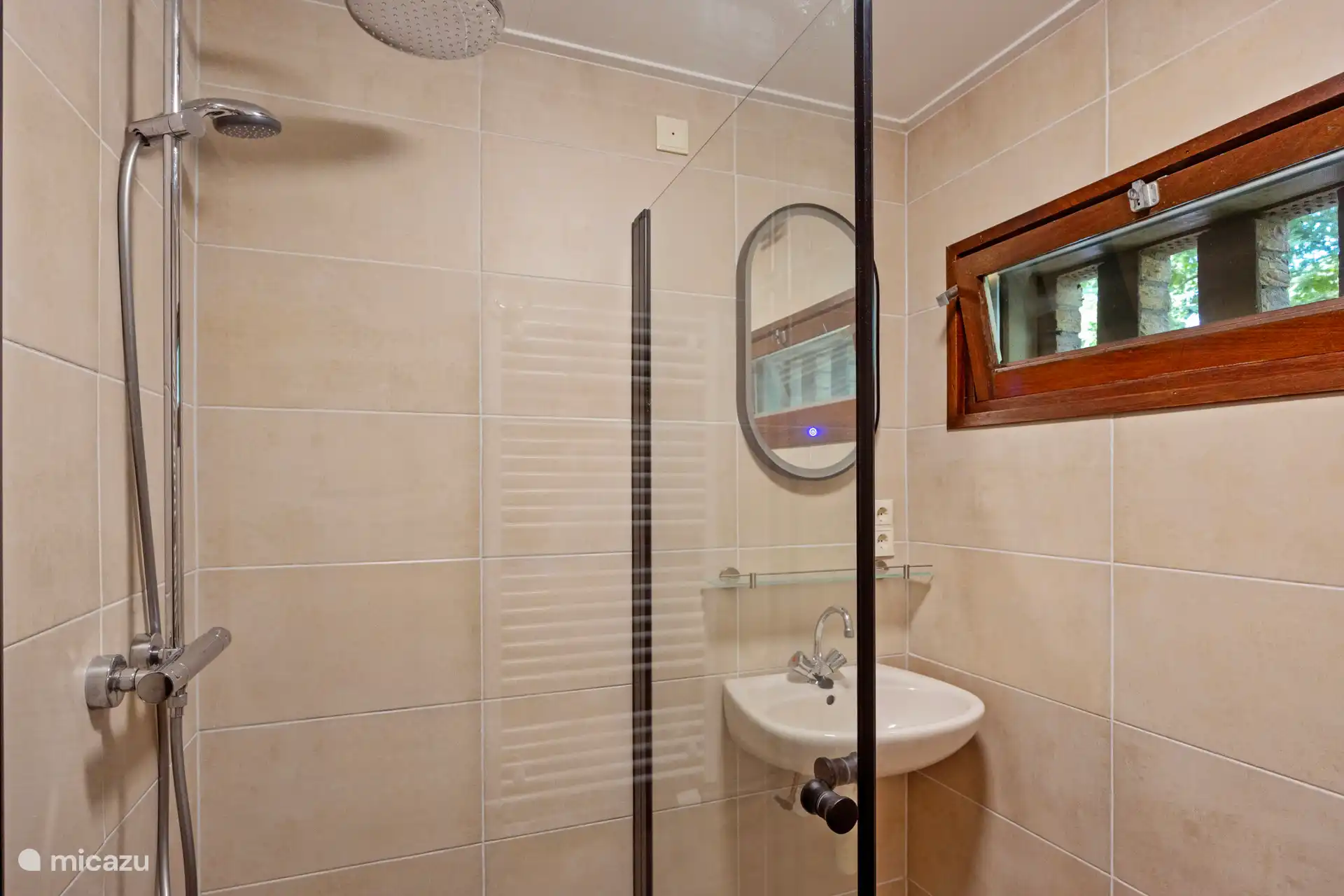 Badkamer met stortdouche en wasbak