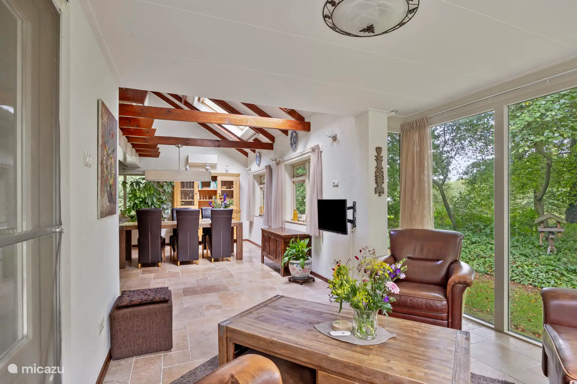 Ruime woonkamer met eettafel